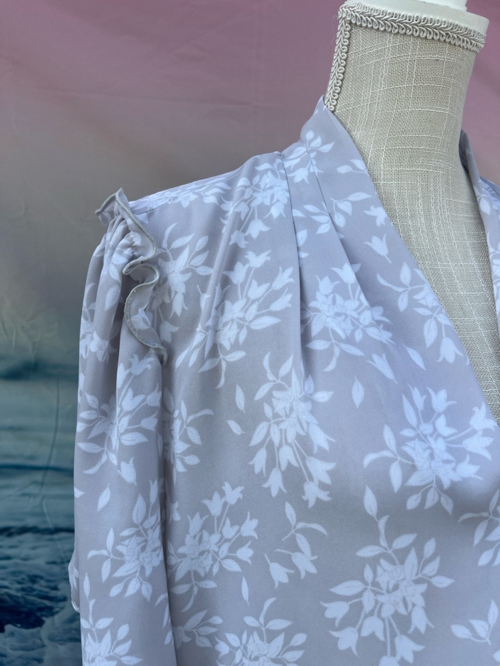 Vintage Style Liz Claiborne Light Gray Floral V-Neck Blouse Airy Lightweight